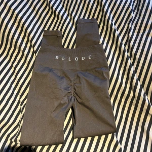 NYA Relode scrunch tajts  - Helt nya scrunch tajts ifrån relode, bruna stl xs  Nypris: 699kr