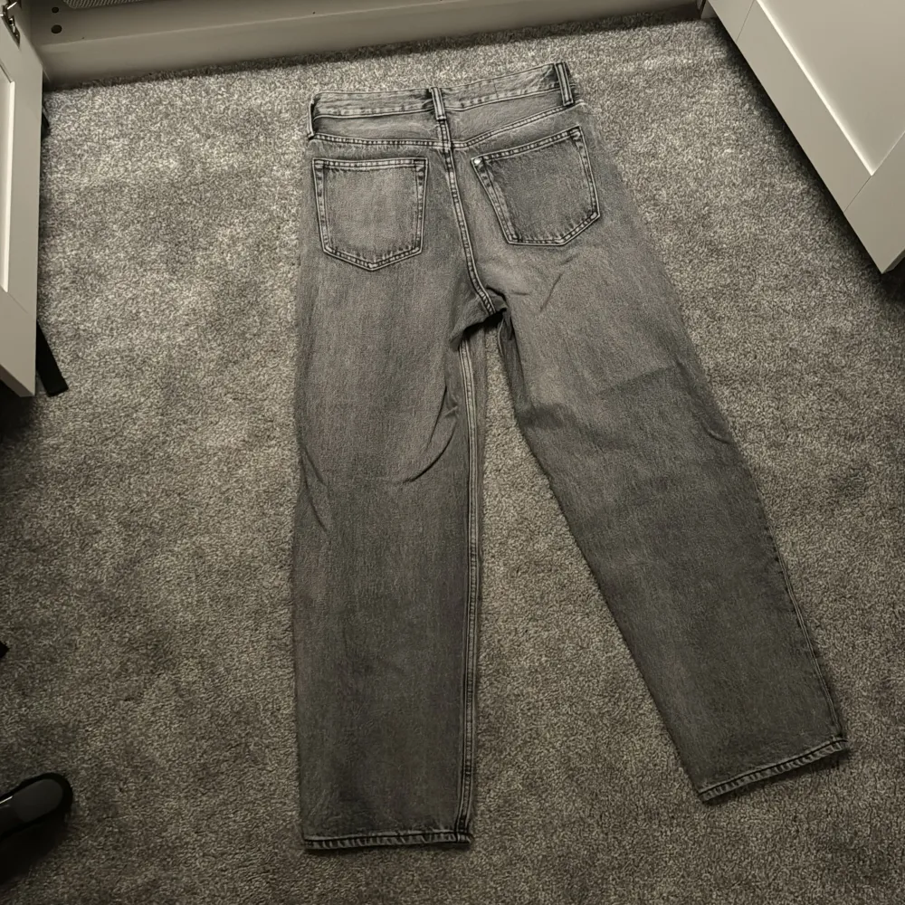 Ett par HM jeans hyfsat använda men inget slitage säljer på grund av att dom inte används längre. Jeans & Byxor.