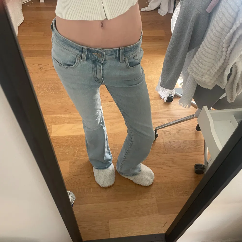 Ursnygga jeans med lite ljusare nyans av blå. Dem är långa i benen, och är lätta att forma för din kropp. Jätte fint skick, endast provat!!. Jeans & Byxor.