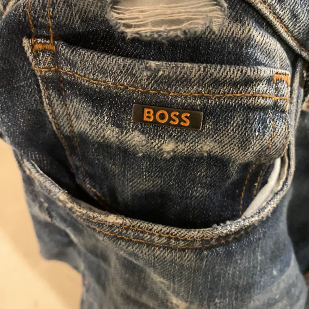 Säljer ett par snygga Hugo boss jeans i storlek 31/32. De har en klassisk design med slitna detaljer. Säljs pga för små. Köpta för 2000 i Köpenhamn.  Använda 2 gånger och kvitto medföljs. Detta är mitt riktiga kontot så köp från detta!. Jeans & Byxor.