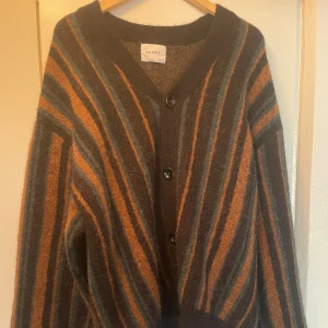 Stickad Cardigan Vailent - Stickad cardigan som tyvärr inte är min stil! Helt oanvänd och därför i helt nytt skick