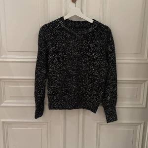 Svartvit stickad tröja från COS - Säljer en superfin svartvit stickad tröja från COS. Den är i storlek S och är perfekt för både höst och vinter. 