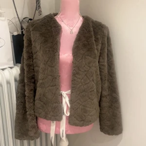 pälsjacka - Säljer en supermjuk pälsjacka i fint skick, skön i höst 🩷