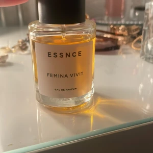 Parfym essnce - Slutsåld parfym från essnce, luktade inte riktigt så som jag minns den men passar säkert någon annan, se bild för mängd nästan allt kvar