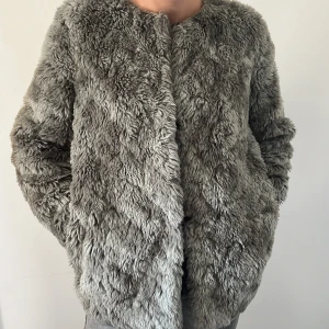 Pälsjacka  - Hej! Jag säljer nu ej pälsjacka från H&M i nyskick. Inga defekter eller konstigheter. Vid frågor är det bara att höra av sig!