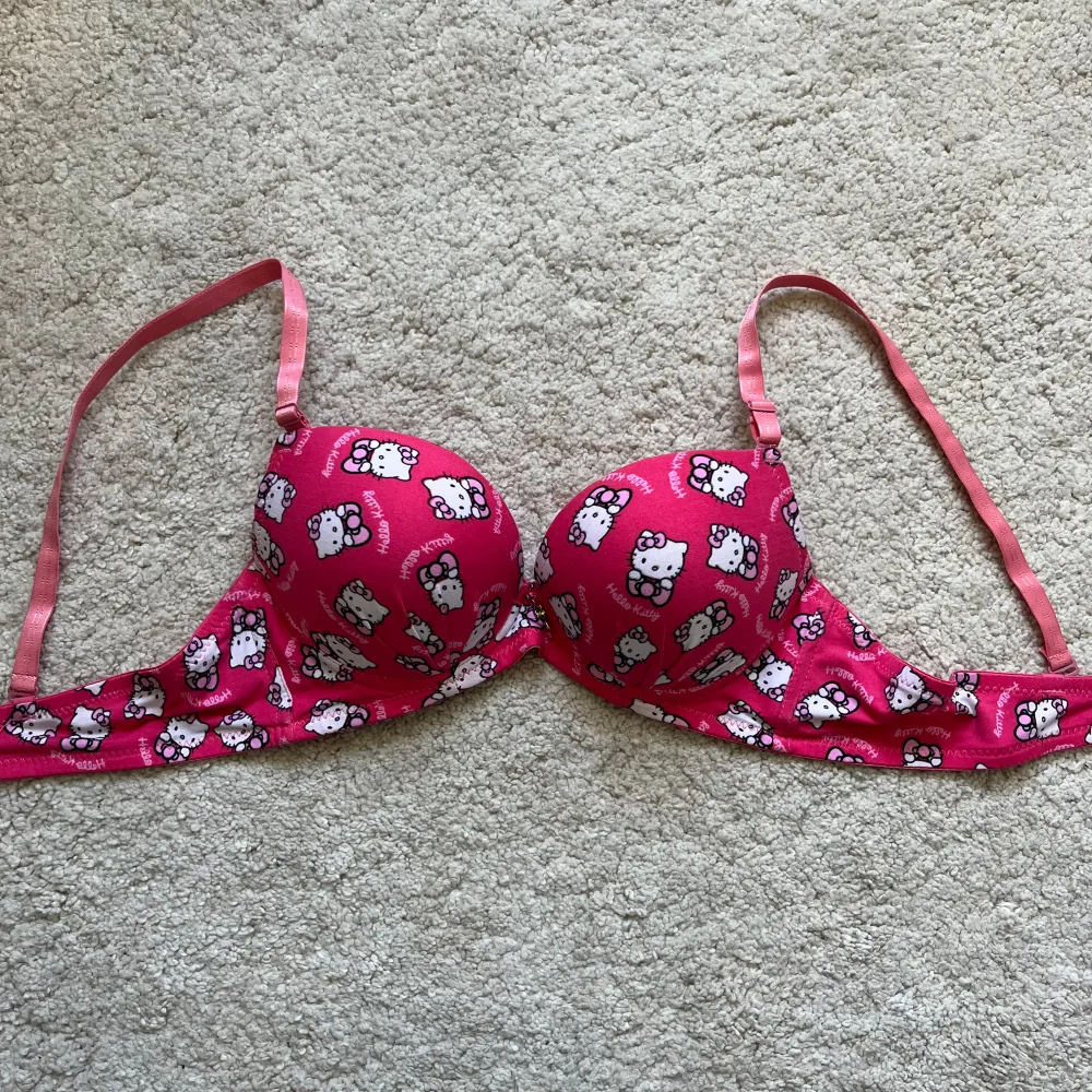 Världen sötaste push up bh med hello kitty på! Skulle gissa att storleken är ungefär 75B. Finns några skavanker i sömmarna men inget man tänker på. Banden är även avtagbara❣️. Övrigt.