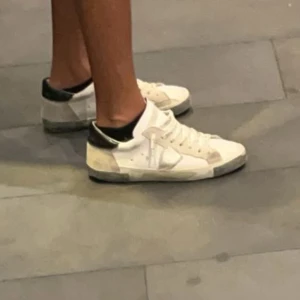 Phillipe modell skor - Originalpris runt 3600 kr, allt og följer Skick 8/10 modellen ska se smutsig ut och de har förfarande mycket kvar att ge! 🙌 Skicka bud och frågor på dm 🙏