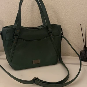 Väska  - Fin väska använd 2 gånger. Köp gärna via plicks frakttjänst och fråga gärna vid funderingar