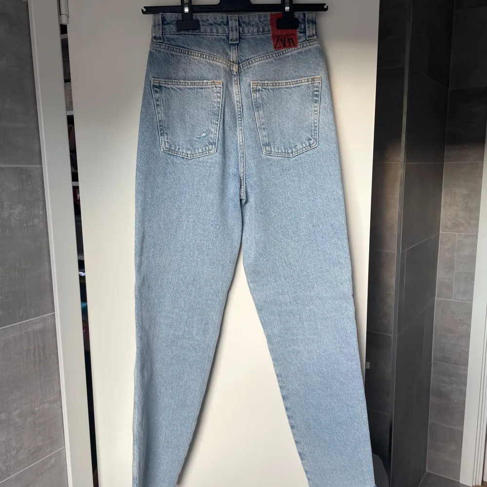 Högmidjade jeans från Zara i storlek 32!💙 Aldrig använda pga för liten storlek.. Jeans & Byxor.