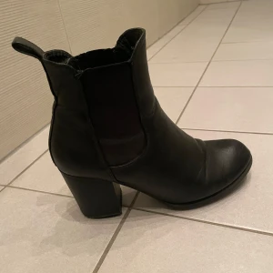 Skor - Skor i fint skick, storlek 39  Färg svart