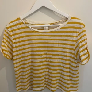 Randig t-shirt - Söt topp💛