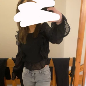 Svart blus - Svart blus i mycket fint skick endast använd ett fåtal gånger