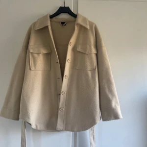  Beige kappa - Säker en jättefin beige kappa från Gina tricot, som inte kommer till användning längre den är använd en del men är i väldigt fint skick och pris går att diskutera💕
