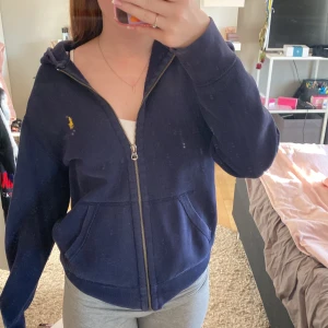 intressekoll - inteessekoll på min ralphlauren hoodie. inte använd så mycket, har små hål i armen (se 2 bilden) kan sälja för minst 300