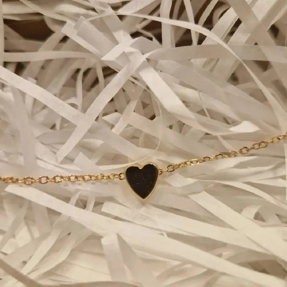 GRATIS GÅVA MED VARGE ORDER!! Supertrendiga stockholmsstil armband i guld. De är gjorda av rostfritt stål! Svarar & skickar alltid snabbt!! ♡. Accessoarer.