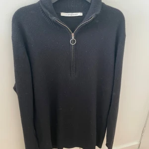 Half zip i merino ull - Tjena mors, säljer denna stickade half zip ifrån märket A Days March. Tröjan är aldrig använd och är alltså i nyskick. Jag säljer denna tröja för ett väldigt bra pris, 249kr. Skriv vid frågor eller funderingar!☺️