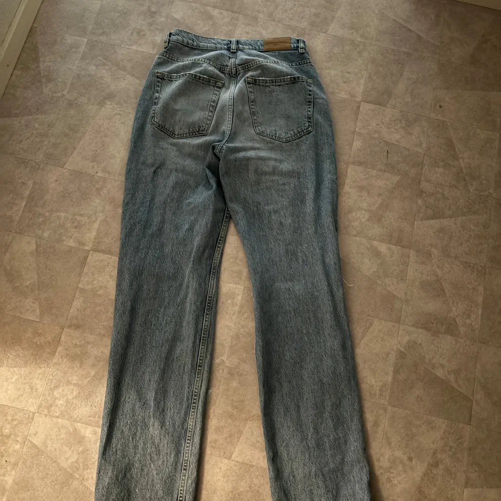 Blåa jeans från Gina Tricot i strl 34! Använda fåtal gånger😚. Jeans & Byxor.