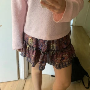 Mini kjol med coolt mönster - Super söt mini kjol med unikt mönster. Säljer pga passar inte mig💕 den är ganska lös runt midjan så passar även större storlekar❣️