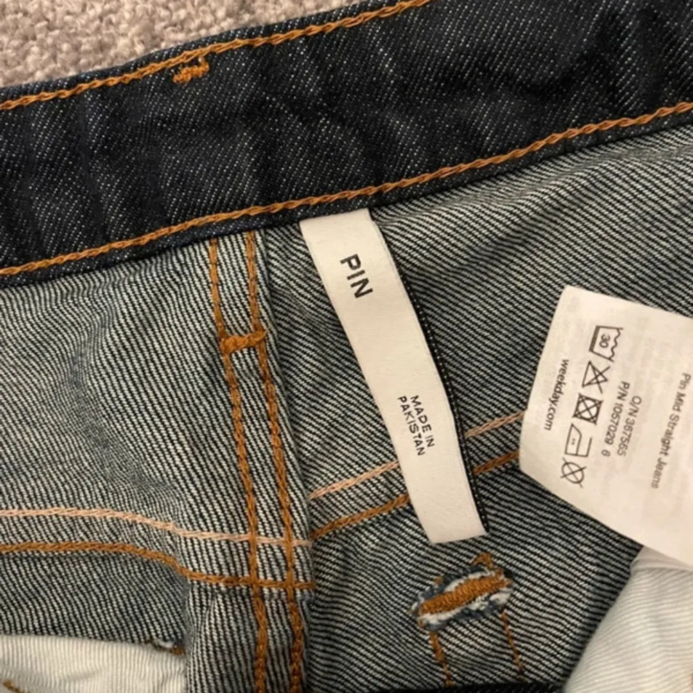 Bara använda några få gånger, säljer pågrund av att de är för små för mig. Storlek 23, 30 i modellen Pin. Raka ben/straight. Jättebra skick!. Jeans & Byxor.