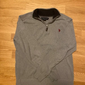 Polo half zip - Säljer nu min polo half zip, Väldigt bra skick och väldigt stilren. Size S men passar mer åt M hållet. Skriv vid minsta fundering 😁