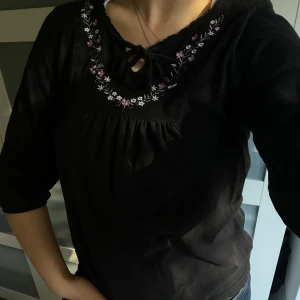 Blus - Svart blus med broderier från Isolde! I fint skick!