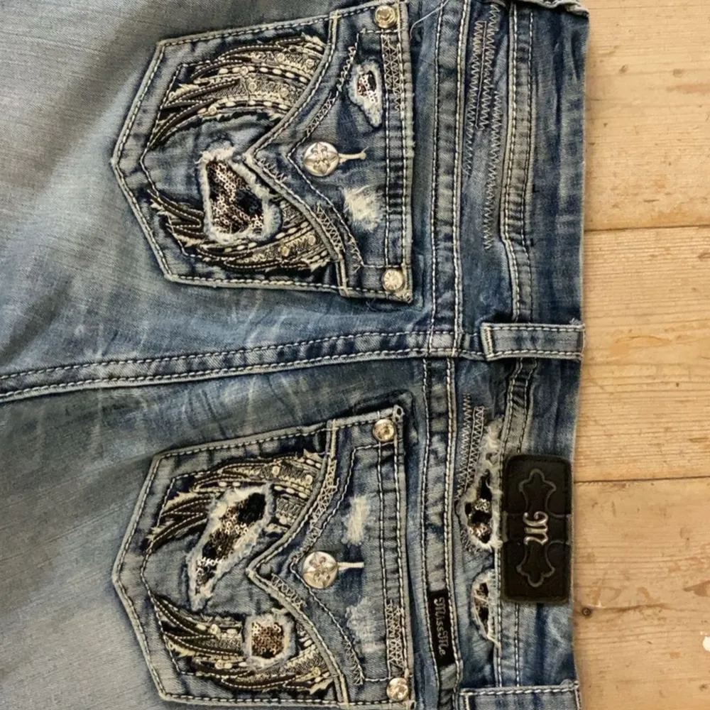 Jätte fina miss me jeans köpt av en återförsäljare. Storlek 29. Midjemått 40 cm Innerbanslängd 77 cm Skriv för fler bilder eller mått Pris kan diskuteras. Jeans & Byxor.