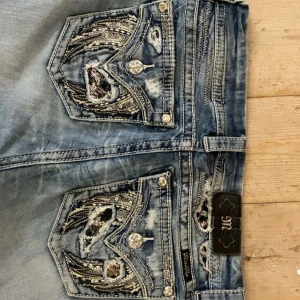 Miss me jeans - Jätte fina miss me jeans köpt av en återförsäljare. Storlek 29. Midjemått 40 cm Innerbanslängd 77 cm Skriv för fler bilder eller mått Pris kan diskuteras