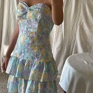 Klänning utan ärm med volanger - Färgglad, mönster, bra skick och vintage