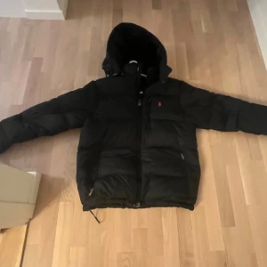Ralph Lauren puffer jacket  - Säljer nu min Ralph lauren puffer jacket eftersom den är för stor på mig. Jackan är aldrig använd endast testad.   Jackan är INTE autentisk❗️❗️❗️ Pris går att diskutera ❗️❗️❗️