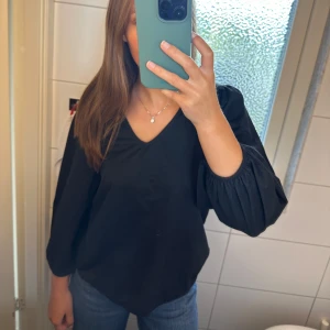 Elegant glittrig tröja - Säljer denna då den tyvärr inte kommit till användning. Tyget är glittrigt, vilket syns tydligare på bild 2. Köparen står för frakten. 