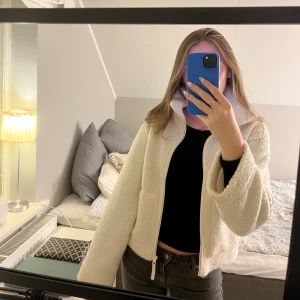 Teddy jacka  - Gullig Teddy jacka från hm, säljer då den inte används💗🙌🏼