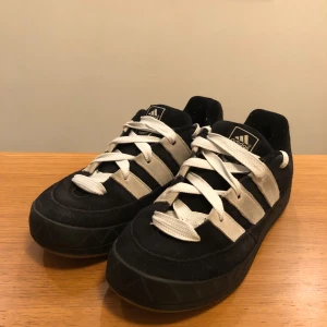 Svarta Adidas sneakers med vita detaljer - Säljer ett par svarta Adidas sneakers. Väldigt sköna och varma skor. Använd under vintern. Väldigt bra skick. 