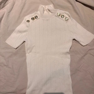 Vit tröja  - Fin tröja med högre krage