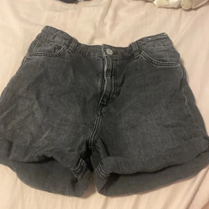 Ett par mörkgråa jeans shorts från H&M -  Säljer ett par mörkgråa jeans shorts från H&M i storlek 146 