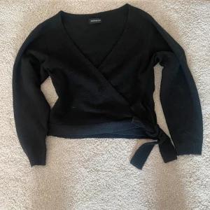 Omlottkofta - Superfin poppis omlottkofta som sitter jättefint på, bra skick men lite nopprig därav priset. Pris kan diskuteras💛💛