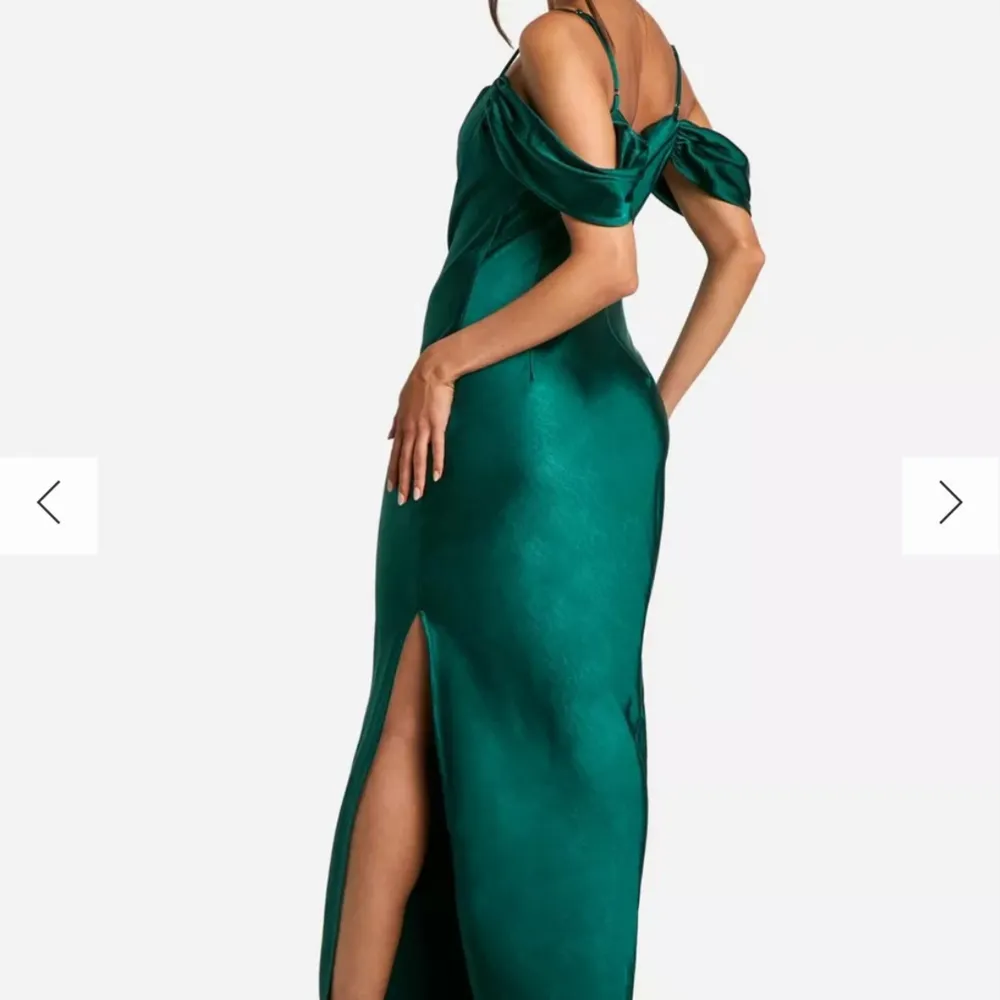 Säljer denna oanvända vackra gröna långklänning i satin med offshoulder-design och smala axelband. Klänningen har en slits på sidan som är så snyggt. Köpt på boohoo. Säljer en likadan fast röd.. Mekot.