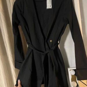 Elegant kappa/blazer med prislapp - Vacker kappa som jag lyckats glömma bort. Behöver den inte mer då jag köpte en annan. Storlek S/36
