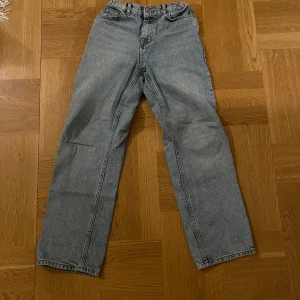 Blå jeansbyxor - Säljer ett par klassiska blå jeansbyxor med normal passform. Byxorna har en rak stil och är högmidjade, vilket ger en tidlös look. Perfekta för vardagsbruk och kan enkelt matchas med olika toppar. Byxorna är lite mer baggy än regular men passar perfekt annars! Ord pris: 700. Mitt pris: 300💥 Hör av er vid funderingar!💯🤝