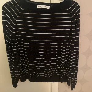 Tröja mörkblå med vita ränder - Använd ett fåtal gånger, mycket bra skick