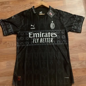 AC MILAN TRÖJA - Snygg svart fotbollströja från Puma, helt oanvänd.