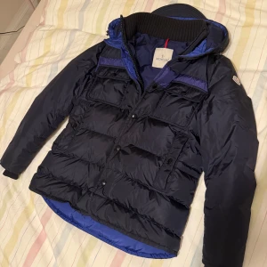 Moncler Navy Jacot Down jacka - Hej! Nu har jag valt att sälja min Moncler Navy Jacot Down jacka i storlek 1 passar S, säljs på grund av att jag inte använder jackan då jag har andra. Köpt från Kaspers Heat för cirka 2 månader sen kvitto finns och skicket på jackan är i ett bra skick 8/10 skulle jag säga. Hör av er vid intresse!