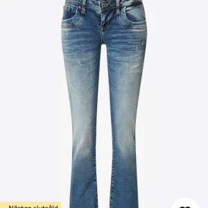 Blå ltb jeans  - Snygga blå bootcut jeans från ltb med en klassisk femficksdesign och lätt slitna detaljer. Perfekta för en avslappnad stil med en touch av vintagekänsla. Passar bra till både sneakers och klackar. Storleken är 24/36 men har sytt upp dom till 24/32