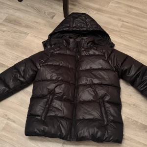 Glansig pufferjacka.  - Köpte på Kappahl i förgår men va inte nöjd med hur den satt. Har två en med storlek 158 och den andra 164.. sparar 150kr om man köper båda