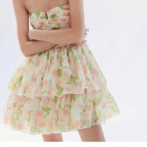 Blommig axelbandslös klänning - Blommig klänning från hm som endast är använd en gång! Slutsåld i denna storleken, skriv för egna bilder❤️