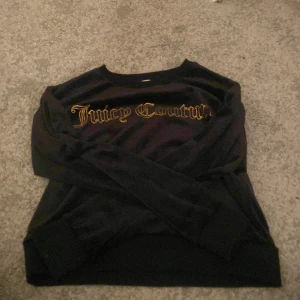 Juícy Couture tröja - Säljer en juicy tröja i bra skick som är använd endast några gånger!