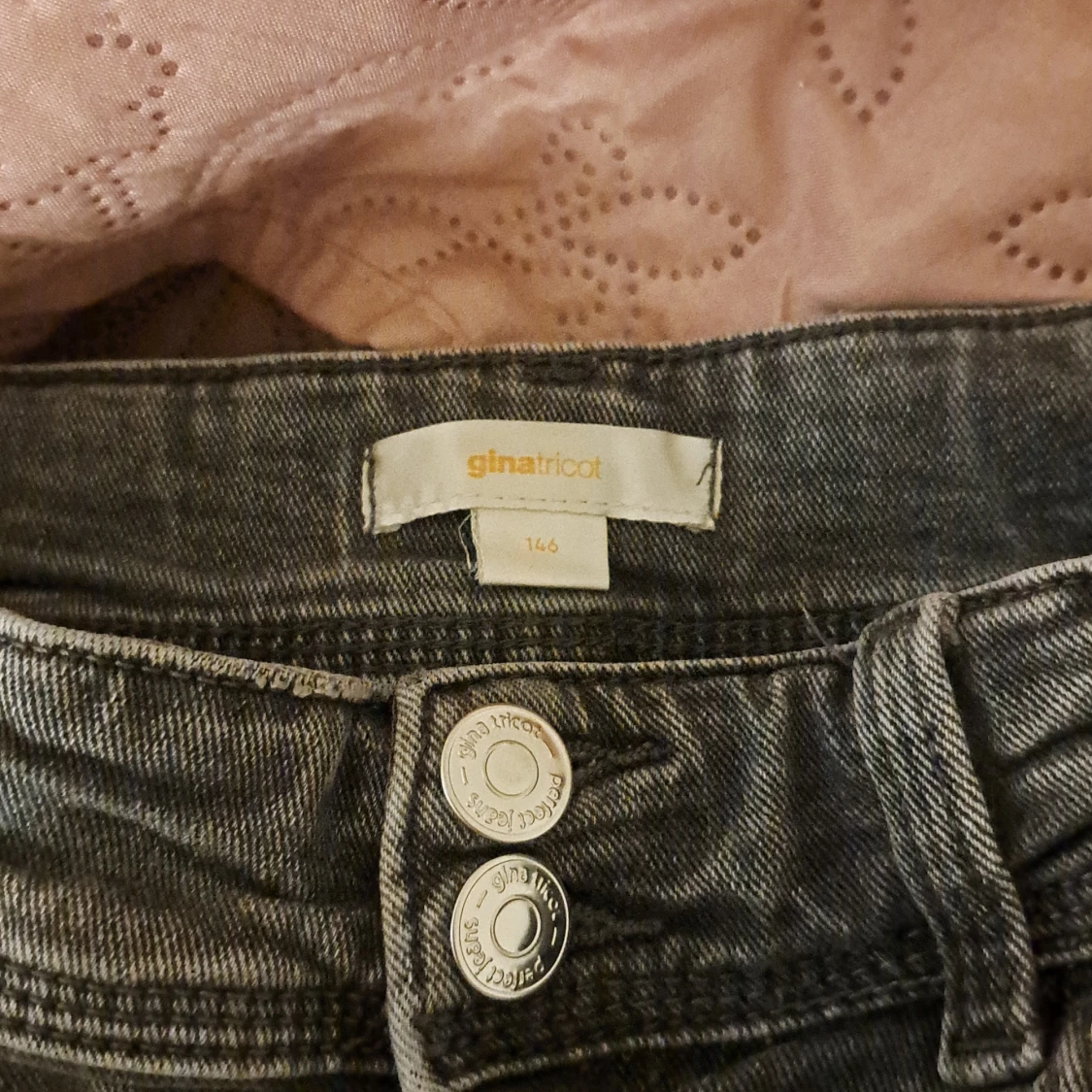 Grå jeans från Gina Tricot - 91