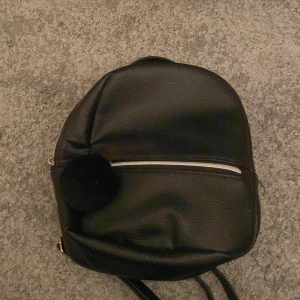 Svart liten väska - Säljer en svart väska, som inte är använd!