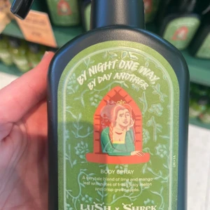 By Night One Way, By Day Another Body Spray - En kroppsspray med en sagolik blandning av lime och mangoblad med inslag av saftig melon och krispigt grönt äpple. Inspirerad av Shrek, med en grön flaska och en bild av en prinsessa på etiketten.