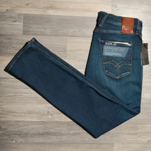 Blåa Replay Anbass Jeans  - Säljer nu dessa riktigt snygga Replay Jeansen. Modellen på jeansen är anbass. Helt nya med taggar, aldrig använda. Storlek 29/32. Medföljer  påse och allting. Nypris 1600-1800kr, mitt pris endast 499kr🤝. Hör av dig om du undrar något eller vill ha fler bilder! 