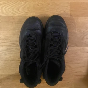 Svarta sneakers med snörning - Säljer ett par svarta  jordans sneakers med snörning. Skorna har en sportig design och är perfekta för vardagsbruk. De är tillverkade i syntetmaterial och har en robust sula för extra komfort.